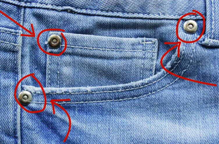 Os Rebites Pequenos Nas Calças Jeans
