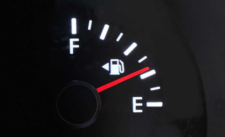 A Seta Próxima Ao Combustível No Posto De Gasolina